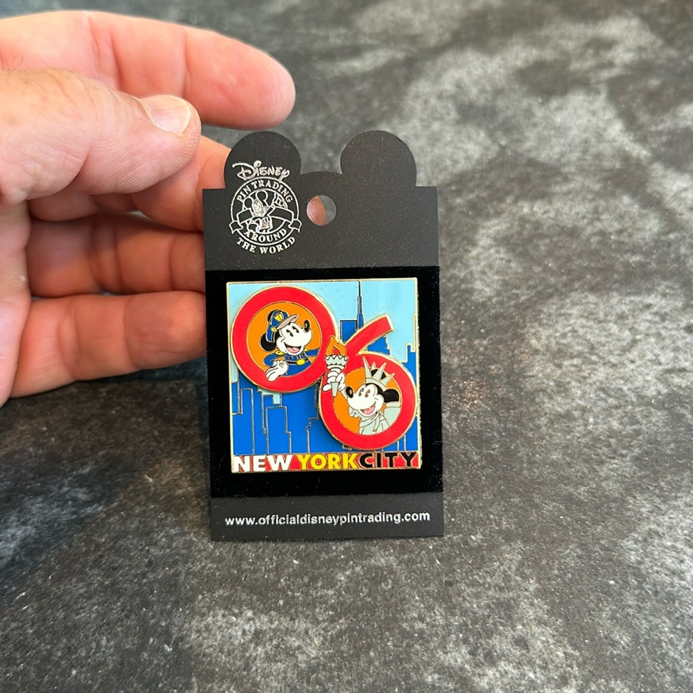 World of Disney Mickey & Minnie '06 NYC Disney Pin. Original owner. Never used.